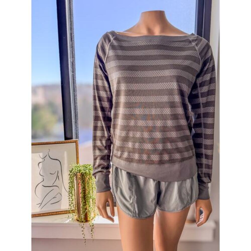 Nike Dri-Fit Gray Striped Mesh Long Sleeve Activewear Top-Size: Woman’s Small